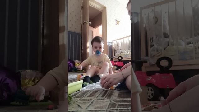 Ребенок даёт игрушечному кролику понюхать разные запахи