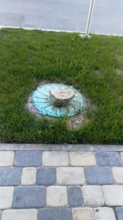 Продолжение истории с люками, которые маскируются под газон. зачем тут булыжник?