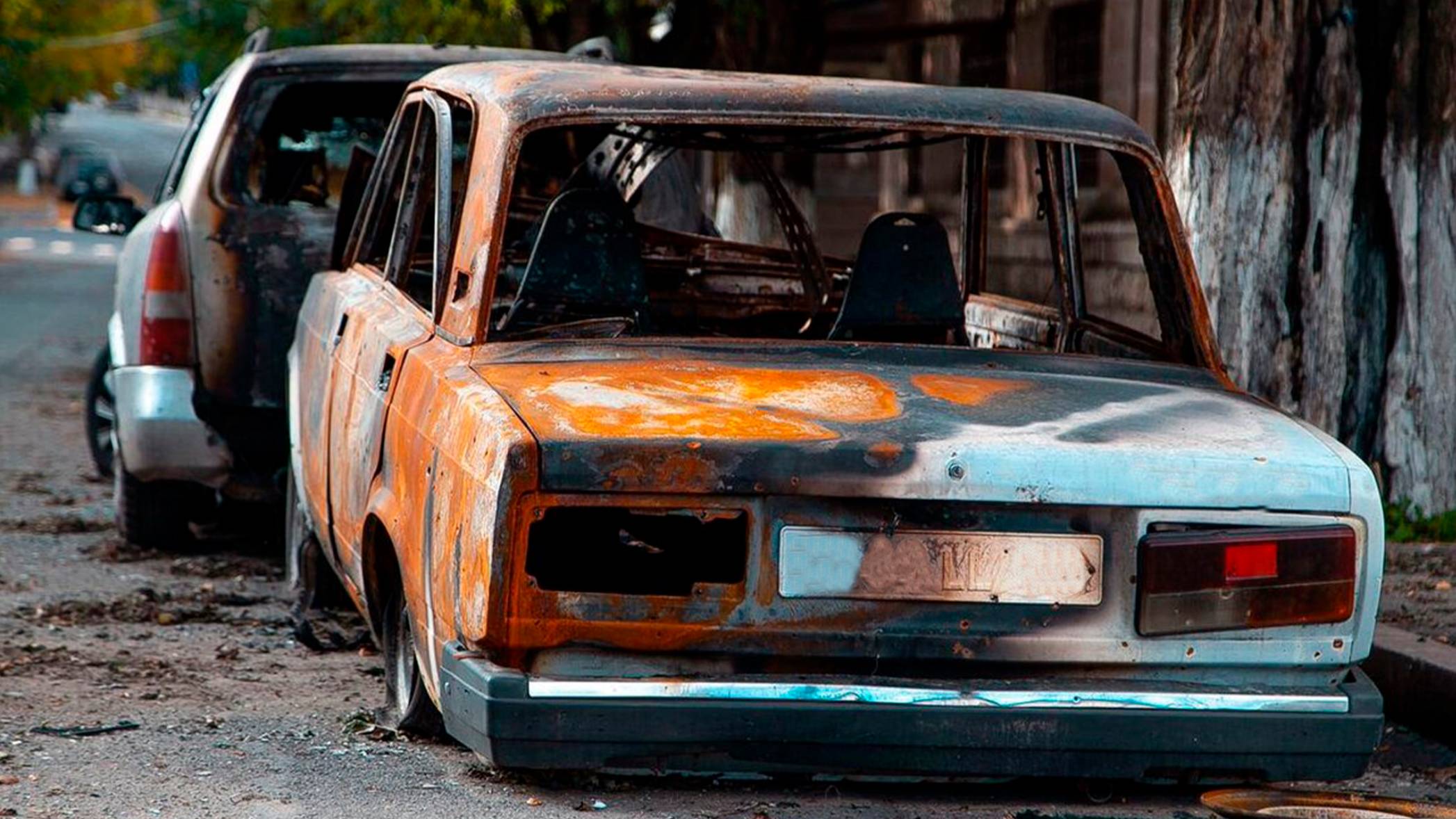 Дворы Беларуси начали освобождать от автохлама. Ветхие машины эвакуируют на штрафстоянку