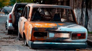 Дворы Беларуси начали освобождать от автохлама. Ветхие машины эвакуируют на штрафстоянку