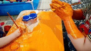 дети рисуют пальчиковыми красками на столе