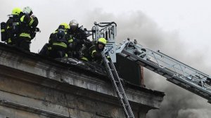 Центральный рынок вспыхнул в Великом Новгороде. Пожар охватил двухэтажное торговое здание