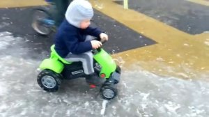 ДИМАРИК БУКСУЕТ НА ТРАКТОРЕ_КАТАЕМСЯ НА БОЛЬШОЙ ИГРУШКЕ