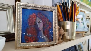 Портрет на синем фоне