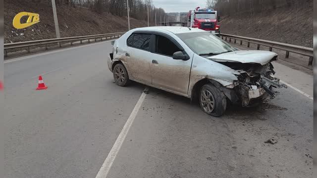 ПЬЯНОГО 44-ЛЕТНЕГО ВОДИТЕЛЯ, ВРЕЗАВШЕГОСЯ В ОТБОЙНИК, ГОСПИТАЛИЗИРОВАЛИ С ТРАВМАМИ