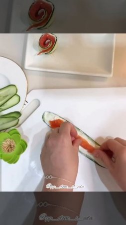 РУЛЕТИКИ ИЗ ОГУРЦА С СЫРОМ И КРАСНОЙ РЫБОЙ