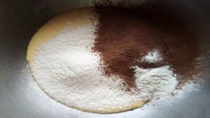 Шоколадный пирог с яблоками