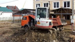 Гусеничный миниэкскаватор TAKEUCHI TB125 грузит самосвал КАМАЗ с дополнительной насыпи! Калининград