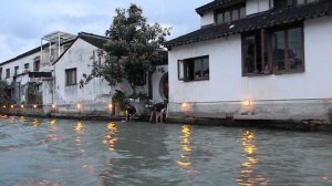 Китаянки стирают бельё в реке