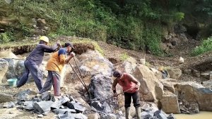 Строительство, самые сильные шахтёры разбивают камни вручную