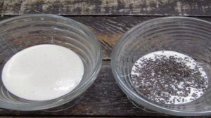 Ягодный десерт из йогурта с семенами льна и чиа