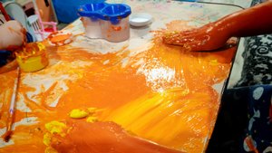 дети рисуют пальчиковыми красками, детские развивающие игры