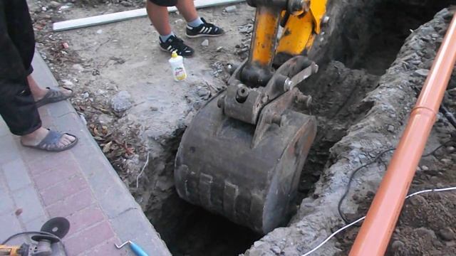 Выравнивание дна траншеи под уклон для ливневки экскаватором JCB - Спецтехника39 смотреть онлайн