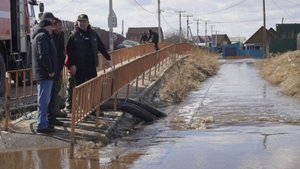 Дома ушли под воду, жители передвигаются на лодках. Паводки накрыли села в Иркутской области