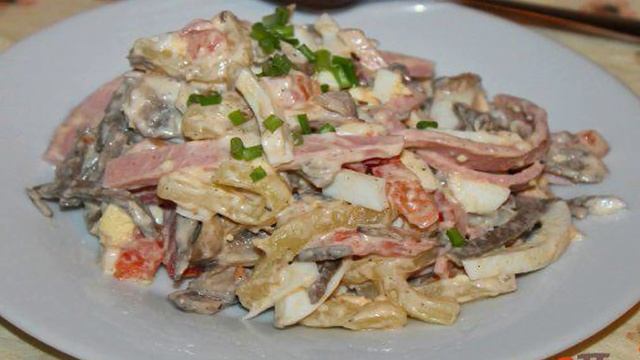 Мясной салат с сыром и яйцом
