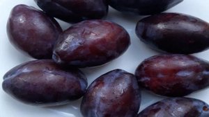 Сливы карамелизированные