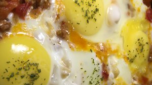 Яичница с фаршем и помидорами