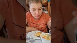 МУКБАНГ. Мясо по французски, салат со свежими овощами