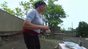 Жизнь в деревне. Жарю мясо с соевым соусом, на костре под дождем.