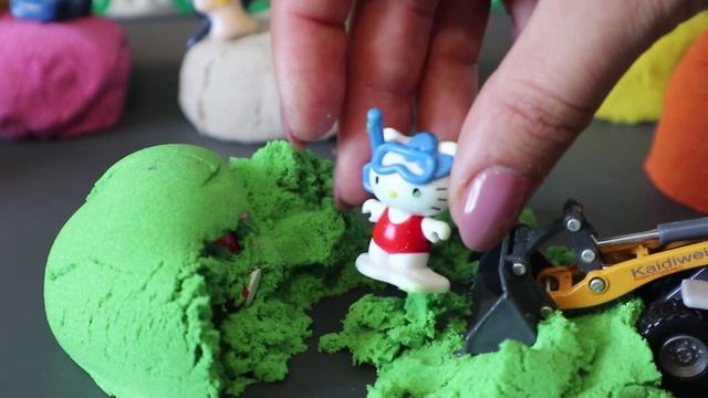 Вспыш и погрузчик. Сюрпризы в кинетическом песке. Игрушки смотреть онлайн