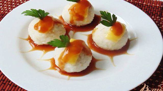 Рисовые  шарики с курицей и соевым соусом.