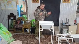 Крадун фекальный. Уборка помëта у  перепелов.
