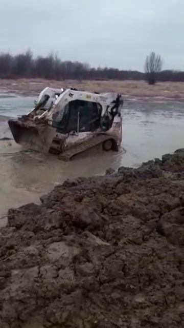 ЗАЧЕМ мы СЮДА полезли? #вездеход #tractor #bobcat #стройка #трактор #спецтехника #планировкаучастка смотреть онлайн