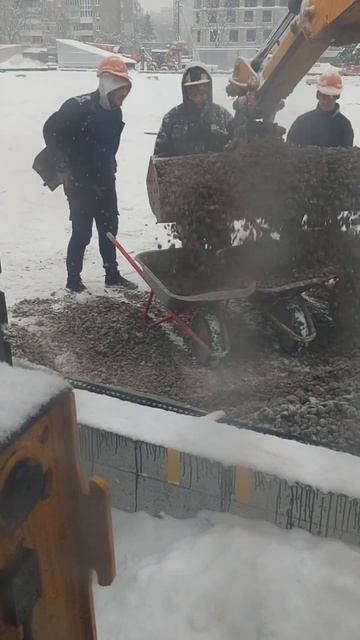 ЗАЧЕМ? Есть же трактор JCB! Прикол на стройке смотреть онлайн