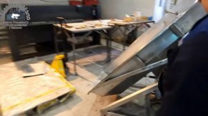 Опрокидыватель бочек на конвейерную линию