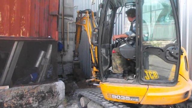 Работа мини экскаватора в стесненных условиях - Спецтехника39 смотреть онлайн