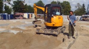 Как засыпать песок внутри фундамента маленьким экскаватором - steh39.ru