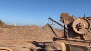 Строительство, дробление щебёнки