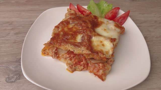 ДОМАШНЯЯ ЛАЗАНЬЯ. С фаршем, грибами, соусами бешамель и болоньезе. Ну очень вкусная!