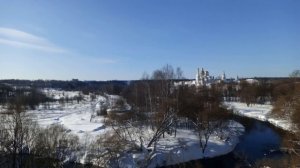 вид с парка на монастырь Истра