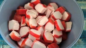 Салат с помидорами и крабовыми палочками