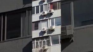 Неодекватная бабка орёт на людей с балкона