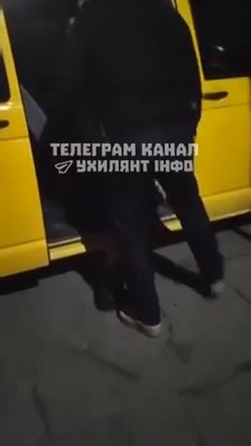Принудительная моГилизация в Здолбунове Ровенской области. Мужчину силой запихали смотреть онлайн