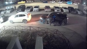 «На Камышинской, 66 мужчина под чем-то начал колотить тачки