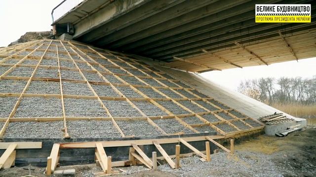 На виїзді з Чугуєва відновлюють міст через Сіверський Донець смотреть онлайн