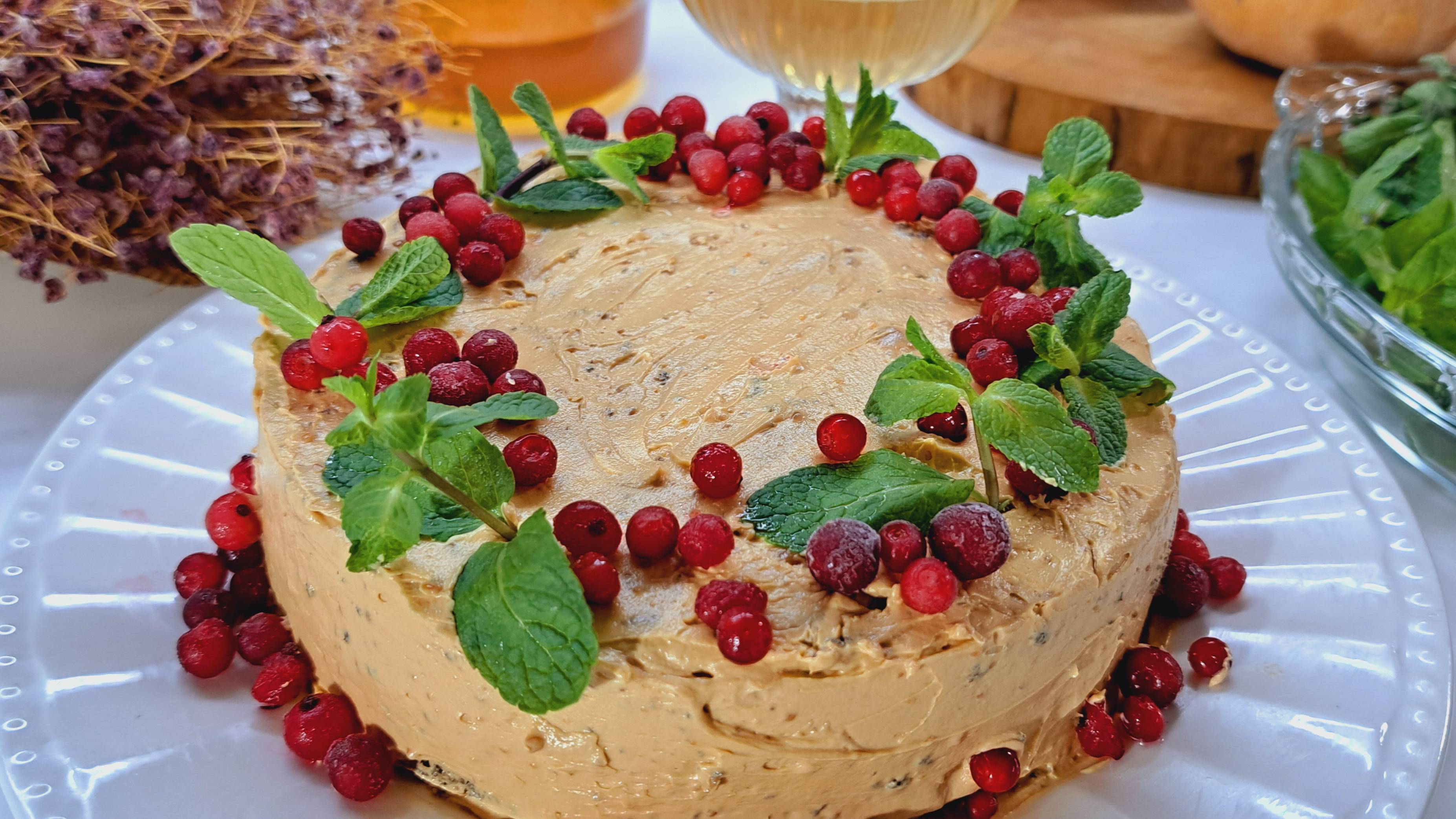 Торты, торты, тортики! Скорее заходите!Шоколадный, маковый бисквит с варёной сгущёнкой! Вкуснятина!