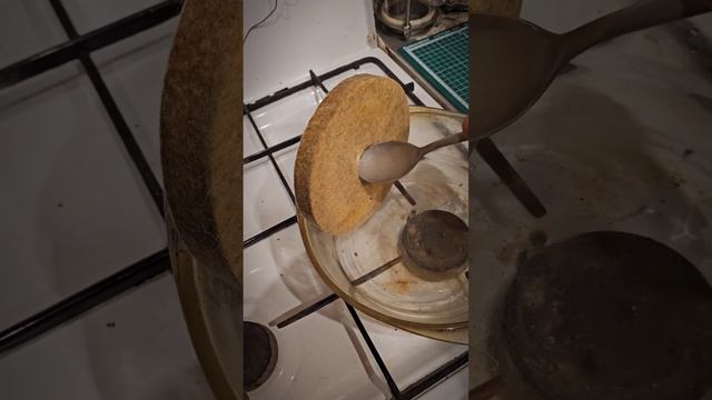 как подготовить войлочный круг к работе #лайфхаки #заточканожей #войлочныйкруг #стеорин #фетровый