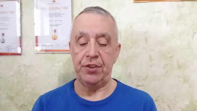 Красивая женщина с пышными формами подвергается сексуальному преследованию молодым шантажистом.
