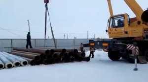 Выгрузка труб из контейнера.