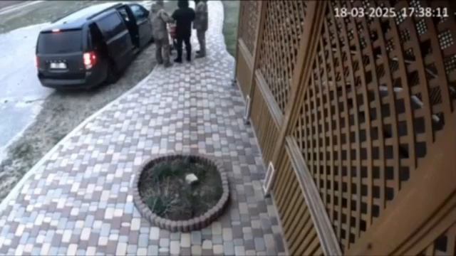 На Украине «бусифицировали» отца с коляской. Затолкав жертву в бусик, они оставили ребёнка на улице смотреть онлайн