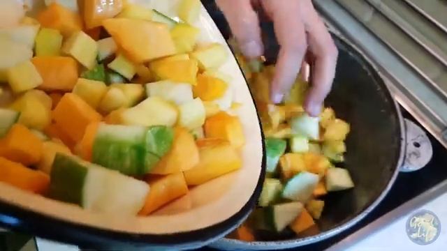 Кролик тушеный в казане с овощами в сметане