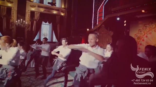 Современные танцоры на праздник, свадьбу и юбилей - заказать шоу танцующих официантов Москва