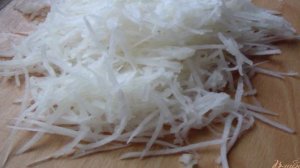Редька дайкон с чесночным соусом