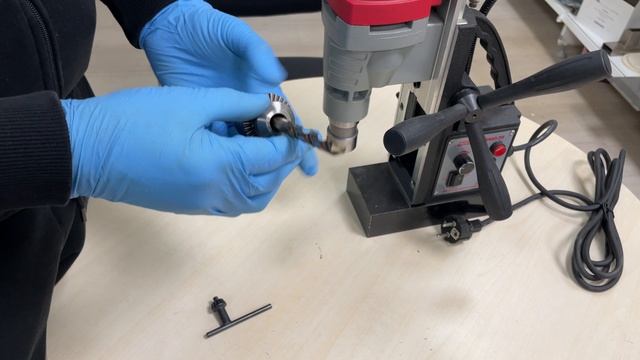 Как в магнитный станок поставить сверло смотреть онлайн