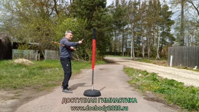Отработка ударов ротанговыми палками на макиваре в деревне (5)