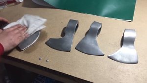 Топор кованый ручной работы в процессе изготовления.